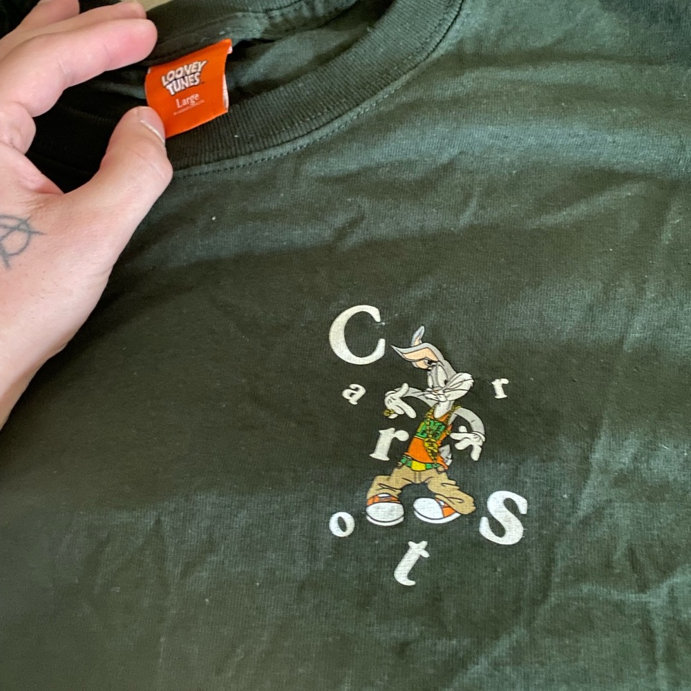 Green short sleeve looney tunes tee